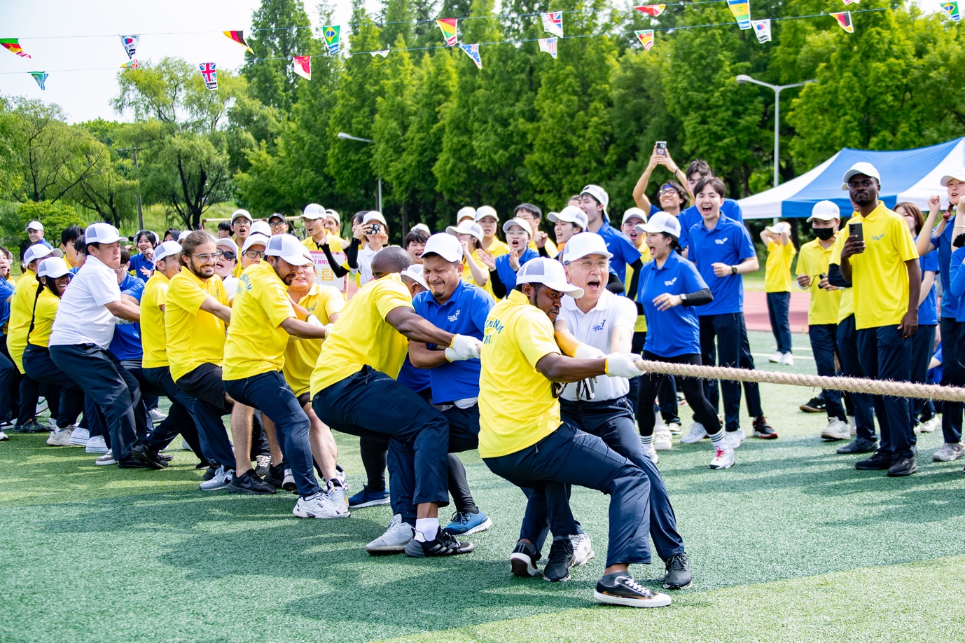 사람, 야외, 의류, 신발류이(가) 표시된 사진

자동 생성된 설명